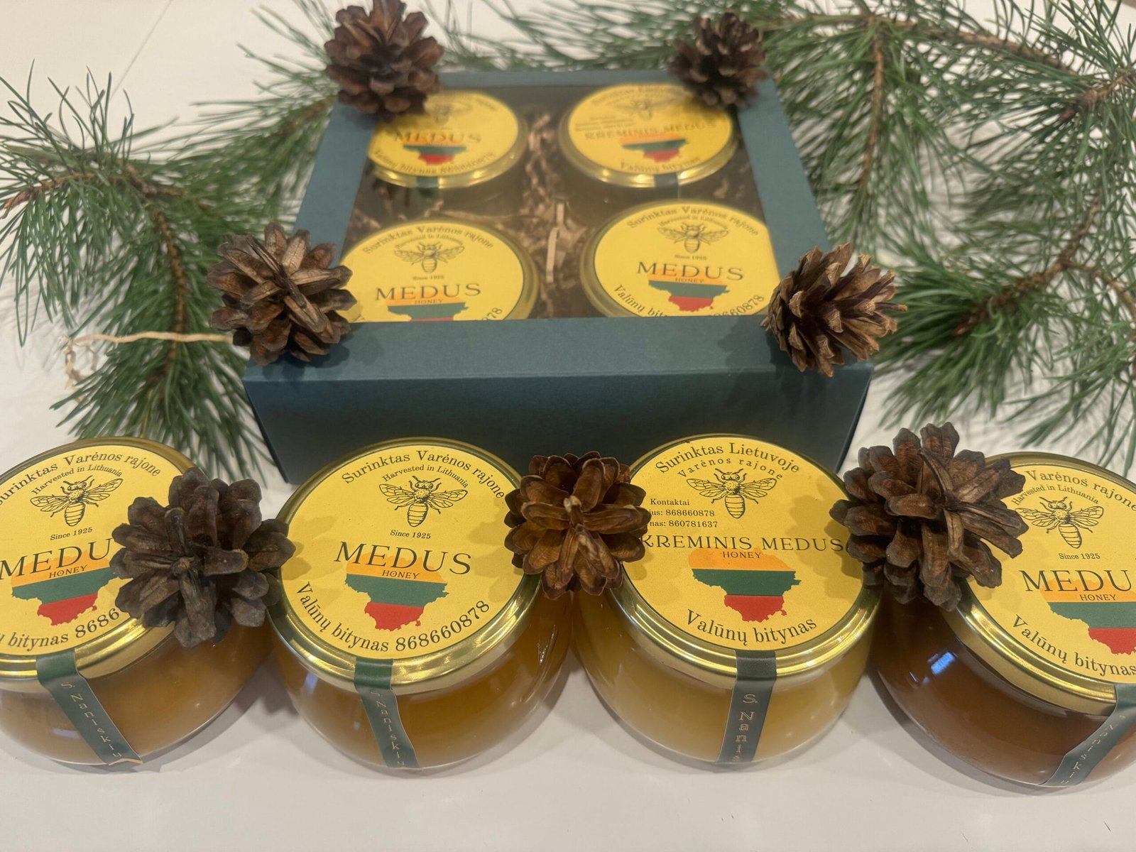 Dovana iš avilio – keturių rūšių medus po 380g 1 Medus_Valūnų_bitynas_Dzūkijos_medus_Miško_medus_Bičių_vaško_žvakės_Dovanėlės_Grikių_medus_žiedadulkės_natūralios_dovanos_kalėdinės_dovanėlės