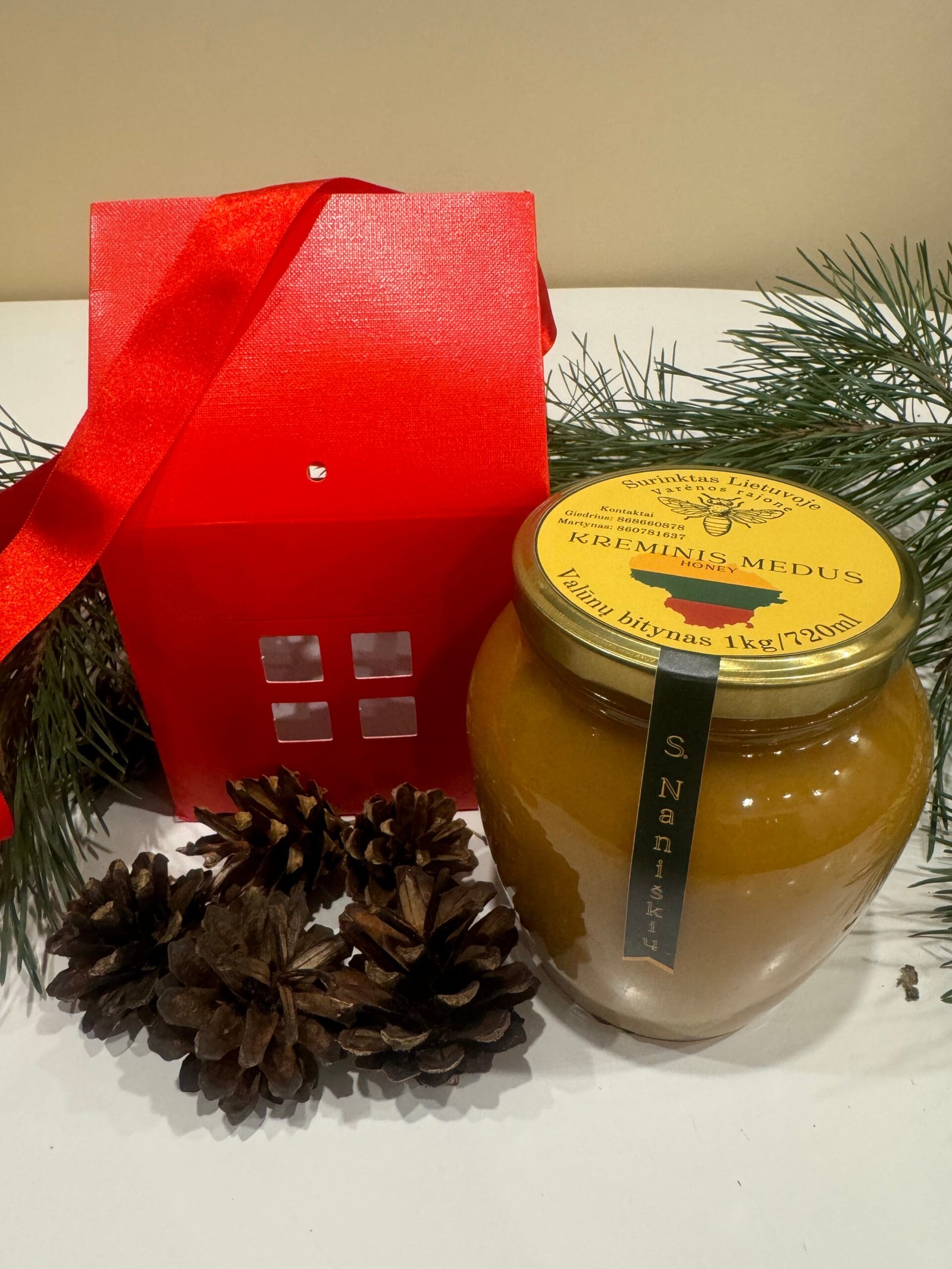 Dovana iš avilio – kreminis medus raudoname namelyje 1 Medus_Valūnų_bitynas_Dzūkijos_medus_Miško_medus_Bičių_vaško_žvakės_Dovanėlės_Grikių_medus_žiedadulkės_natūralios_dovanos_kalėdinės_dovanos