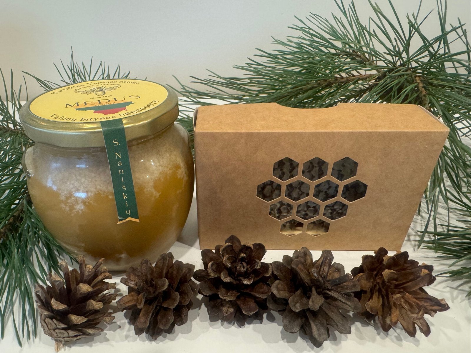 Valūnų_bitynas_Dzūkijos_medus_Miško_medus_Bičių_vaško_žvakės_Dovanėlės_Grikių_medus_žiedadulkės_natūralios_dovanos_kalėdinės_dovanos