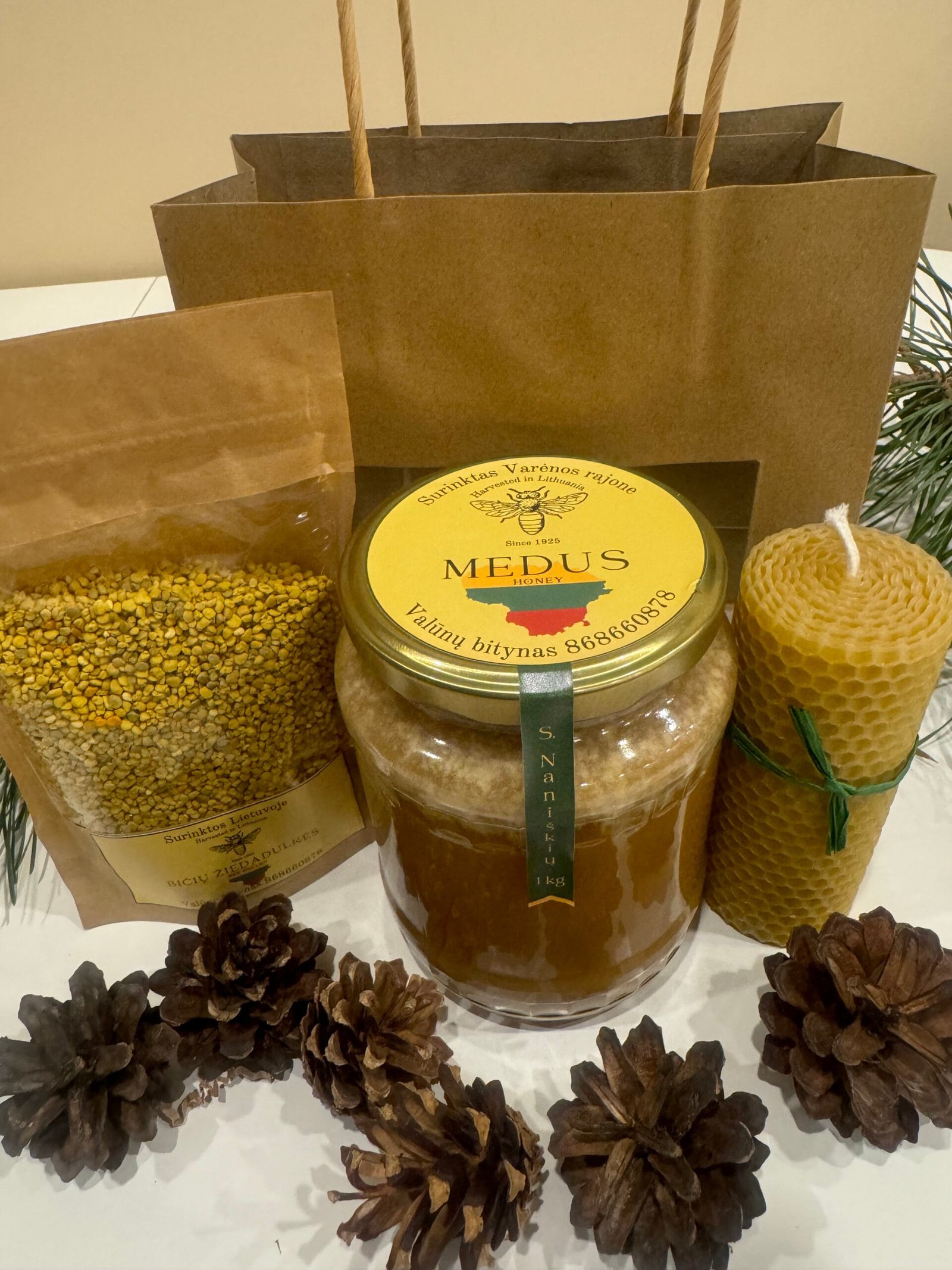 Dovana iš avilio – grikių medus, žiedadulkės ir bičių vaško žvakė „Sukta vidutinė“ maišelyje su langeliu 1 Medus_Valūnų_bitynas_Dzūkijos_medus_Miško_medus_Bičių_vaško_žvakės_Dovanėlės_Grikių_medus_žiedadulkės_natūralios_dovanos_kalėdinė_dovana