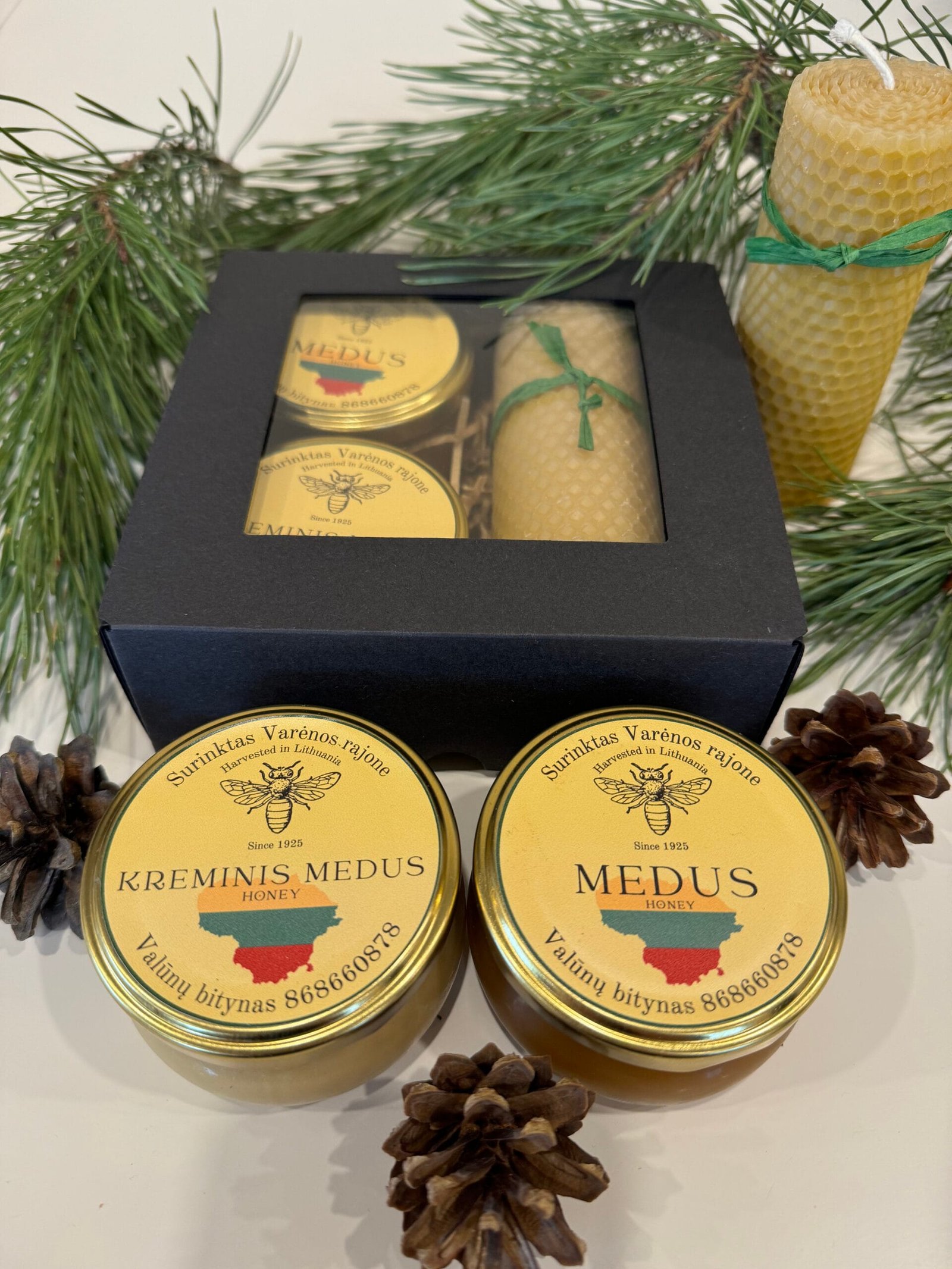 Dovana iš avilio – kreminis medus, miško medus po 180g ir bičių vaško žvakė „Sukta vidutinė“ Ieškote ypatingos, natūralumu dvelkiančios dovanos? Šis dovanų rinkinys iš Valūnų bityno puikiai tiks tiek šventėms, tiek norint pradžiuginti artimuosius. Rinkinį sudaro: Miško medus - tamsus, sodraus skonio Dzūkijos miškų medus, kuris užburia miško augalų ir pušų turtingumu. Kreminis medus  - atraskite išskirtinį kreminio bičių medaus skonį ir konsistenciją. Bičių vaško žvakė „Sukta vidutinė” Visa tai supakuota juodoje kartoninėje dėžutėje su langeliu. Ši dovana – ne tik saldi, bet ir širdžiai artima, primenanti apie bičių pasaulio grožį bei džiaugsmą.