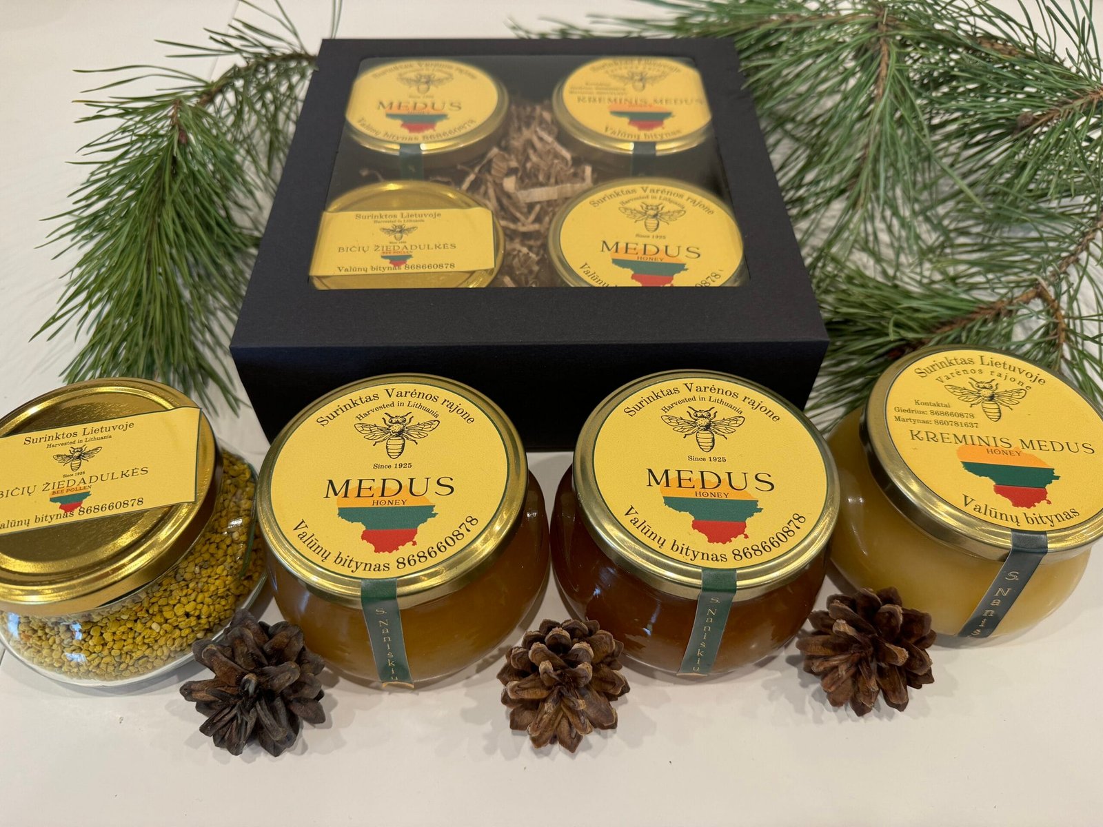 Dovana iš avilio – trijų rūšių medus po 380g ir žiedadulkės juodoje dėžutėje 1 Valūnų_bitynas_Dzūkijos_medus_Miško_medus_Bičių_vaško_žvakės_Dovanėlės_Grikių_medus_žiedadulkės_natūralios_dovanos_kalėdinės_dovanos