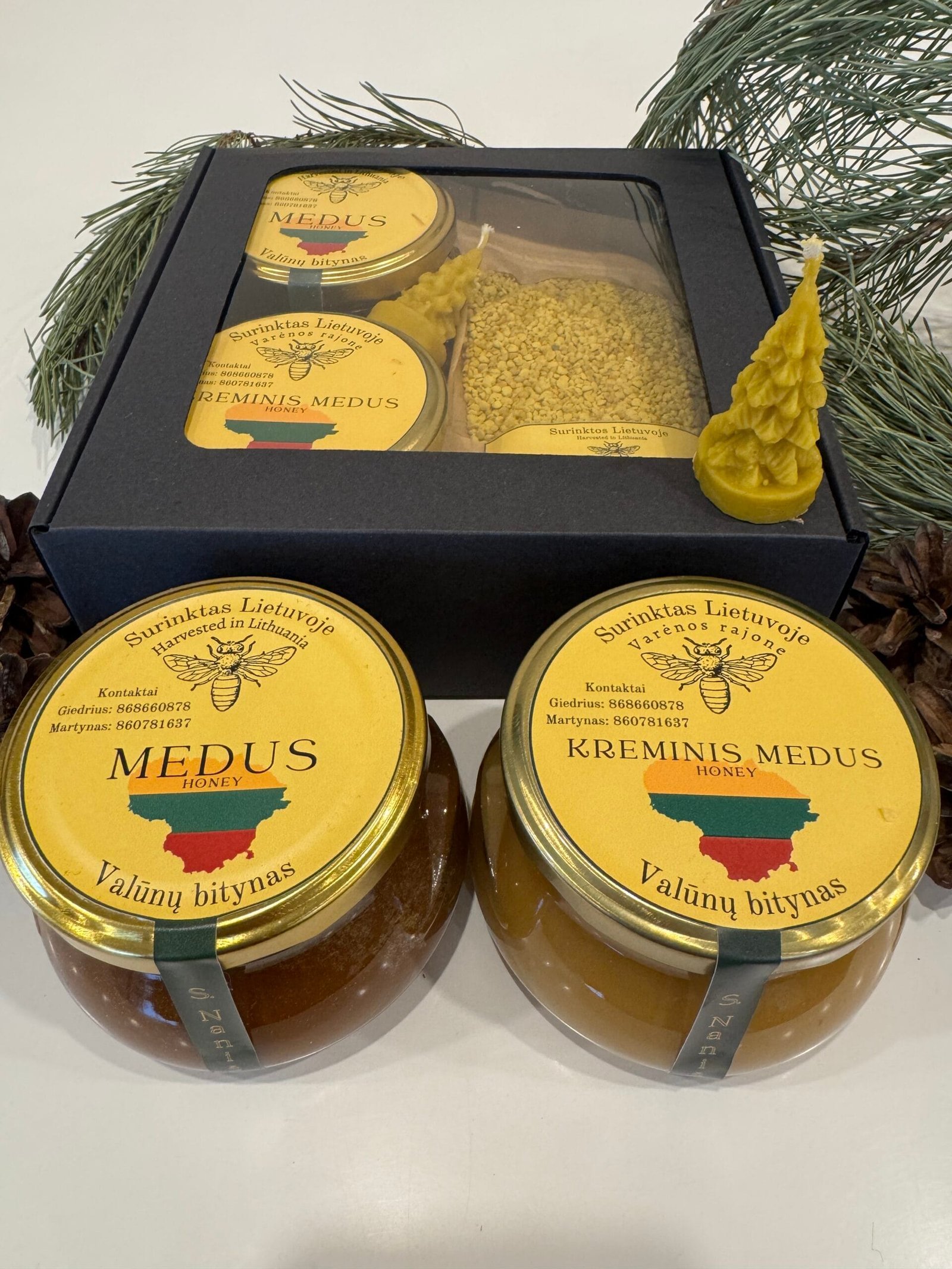 Dovana iš avilio – kreminis medus, grikių medus po 380g, žiedadulkės ir bičių vaško žvakė "Eglutė" juodoje dėžutėje 1 Valunu_bitynas_Dzukijos_medus_Misko_medus_Biciu_vasko_zvakes_Dovaneles_Grikiu_medus_ziedadulkes_naturalios_dovanos_kaledines_dovanos_medaus_dovanos