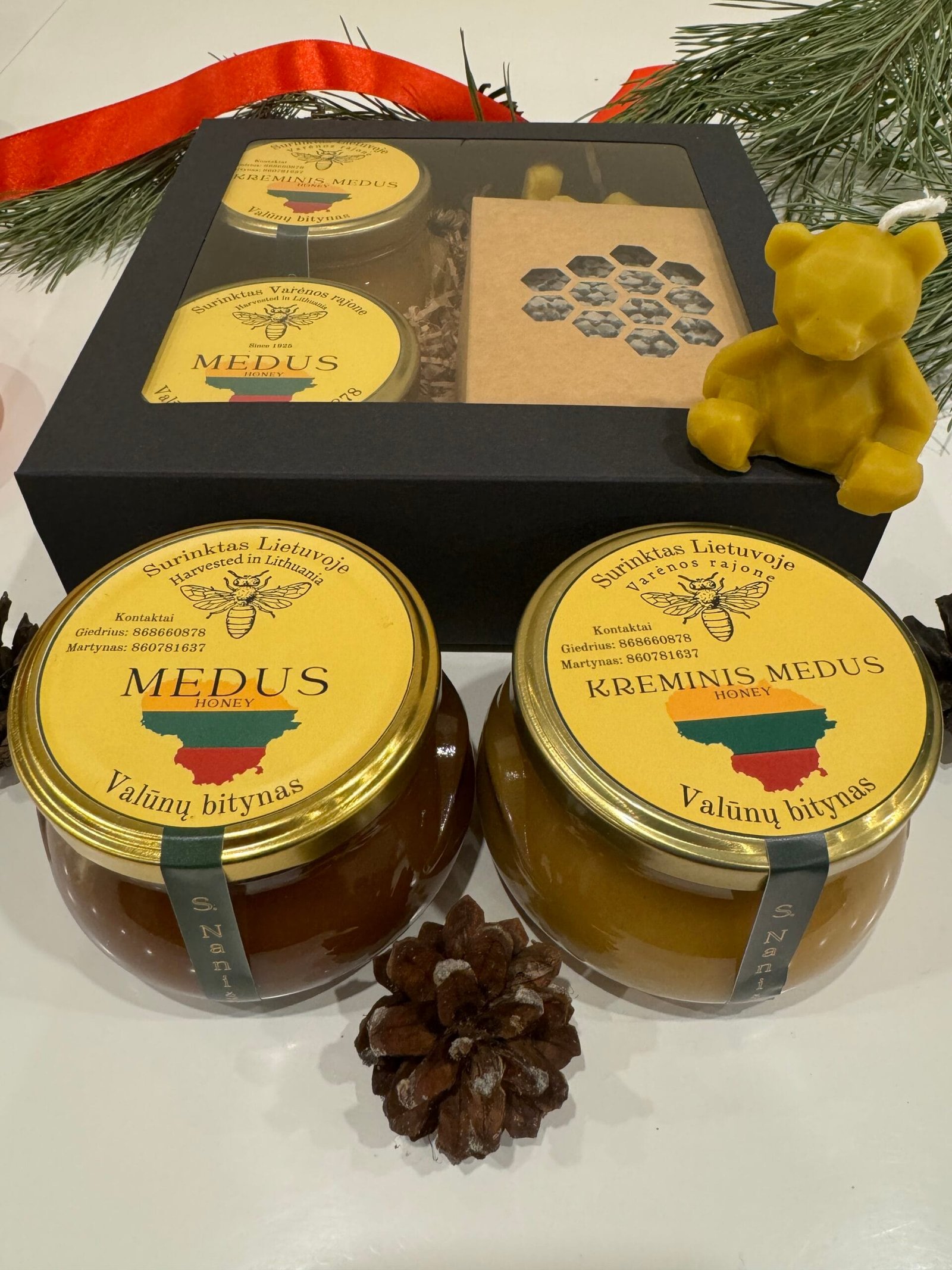 Dovana iš avilio – kreminis medus, grikių medus po 380g, medus koryje ir bičių vaško žvakė "Meškutis" 1 Valunu_bitynas_Dzukijos_medus_Misko_medus_Biciu_vasko_zvakes_Dovaneles_Grikiu_medus_ziedadulkes_naturalios_dovanos_kaledines_dovanos_medaus_dovanos