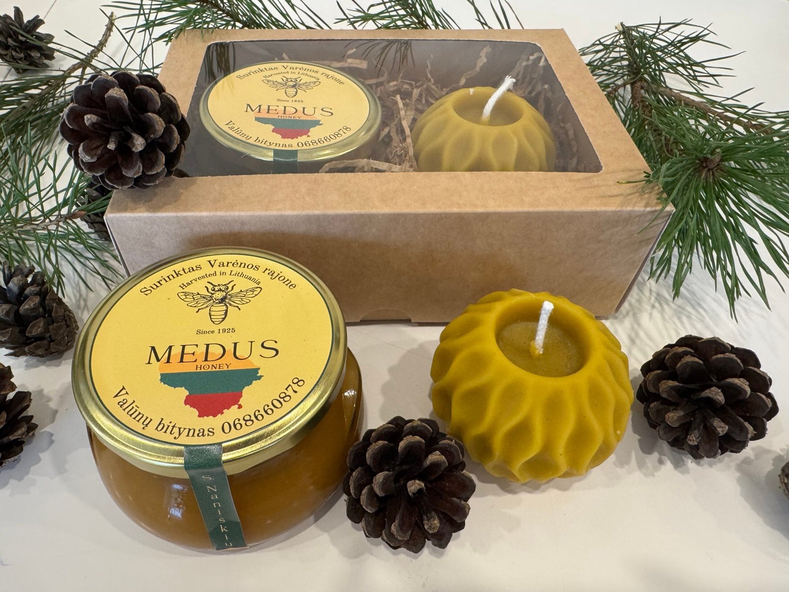 Dovana iš avilio – grikių medus ir bičių vaško žvakė "Apvali su ornamentu" 1 Valunu_bitynas_Dzukijos_medus_Misko_medus_Biciu_vasko_zvakes_Dovaneles_Grikiu_medus_ziedadulkes_naturalios_dovanos_kaledines_dovanos_medaus_dovanos