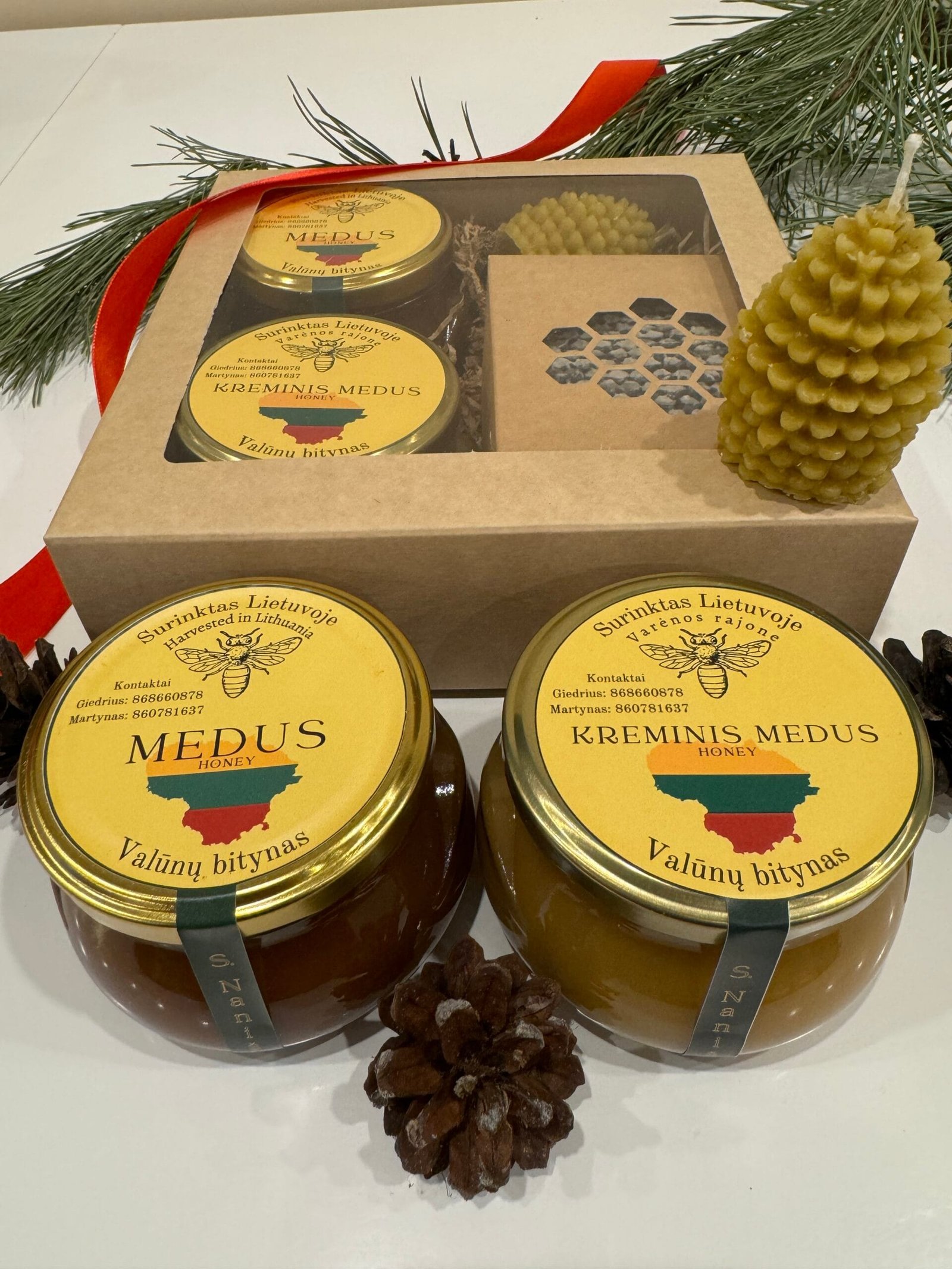 Dovana iš avilio – kreminis medus, grikių medus po 380g, medus koryje ir bičių vaško žvakė "Kankorėžis" 1 Valunu_bitynas_Dzukijos_medus_Misko_medus_Biciu_vasko_zvakes_Dovaneles_Grikiu_medus_ziedadulkes_naturalios_dovanos_kaledines_dovanos_medaus_dovanos