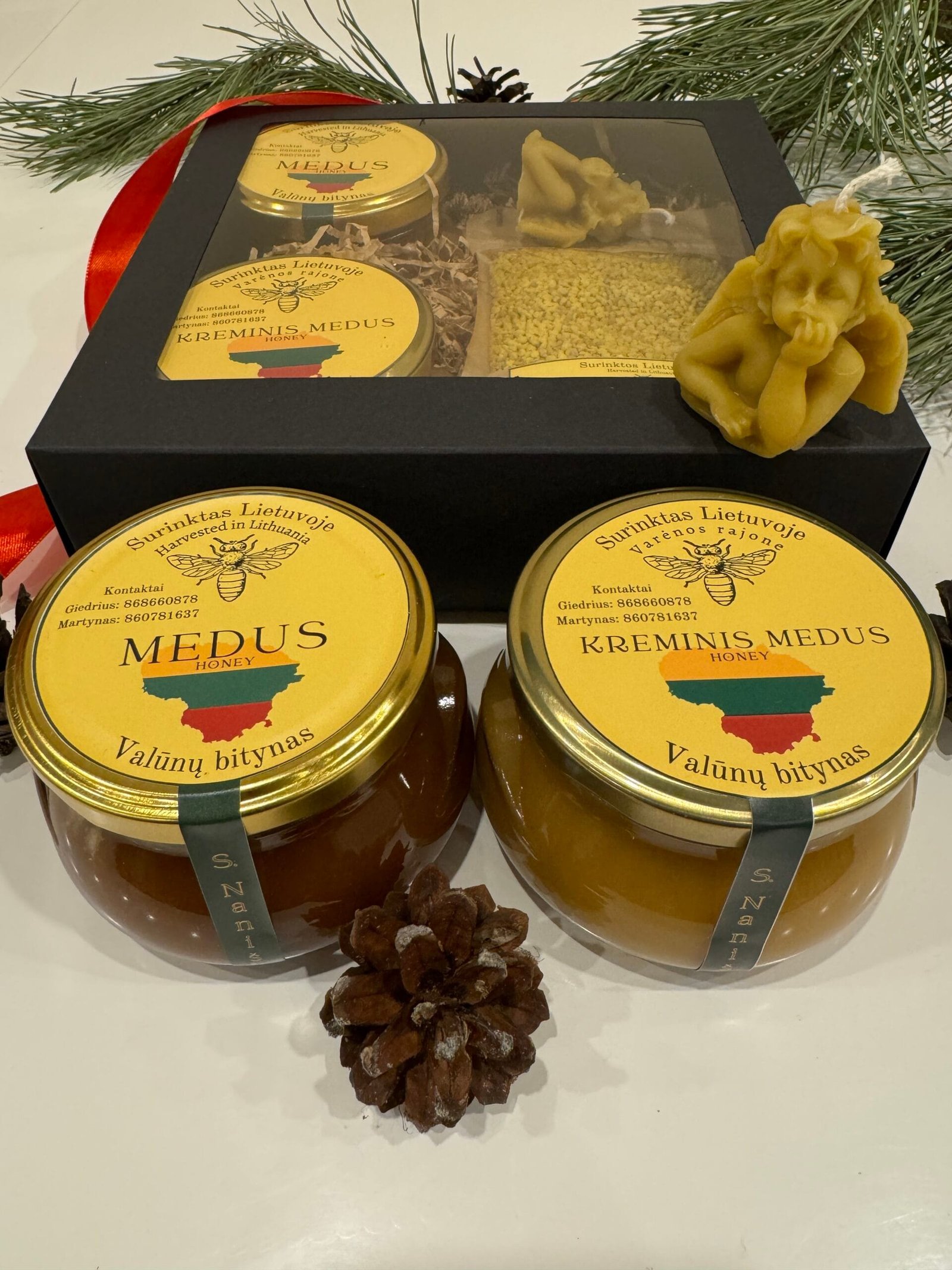 Dovana iš avilio – kreminis medus, grikių medus po 380g, žiedadulkės ir bičių vaško žvakė "Angeliukas" juodoje dėžutėje 1 Valunu_bitynas_Dzukijos_medus_Misko_medus_Biciu_vasko_zvakes_Dovaneles_Grikiu_medus_ziedadulkes_naturalios_dovanos_kaledines_dovanos_medaus_dovanos