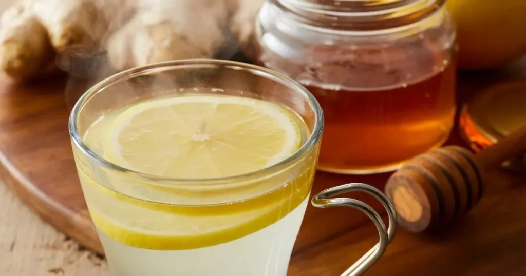 Šiltas vanduo su citrina ir medumi rytais – paprastas įprotis, keičiantis savijautą