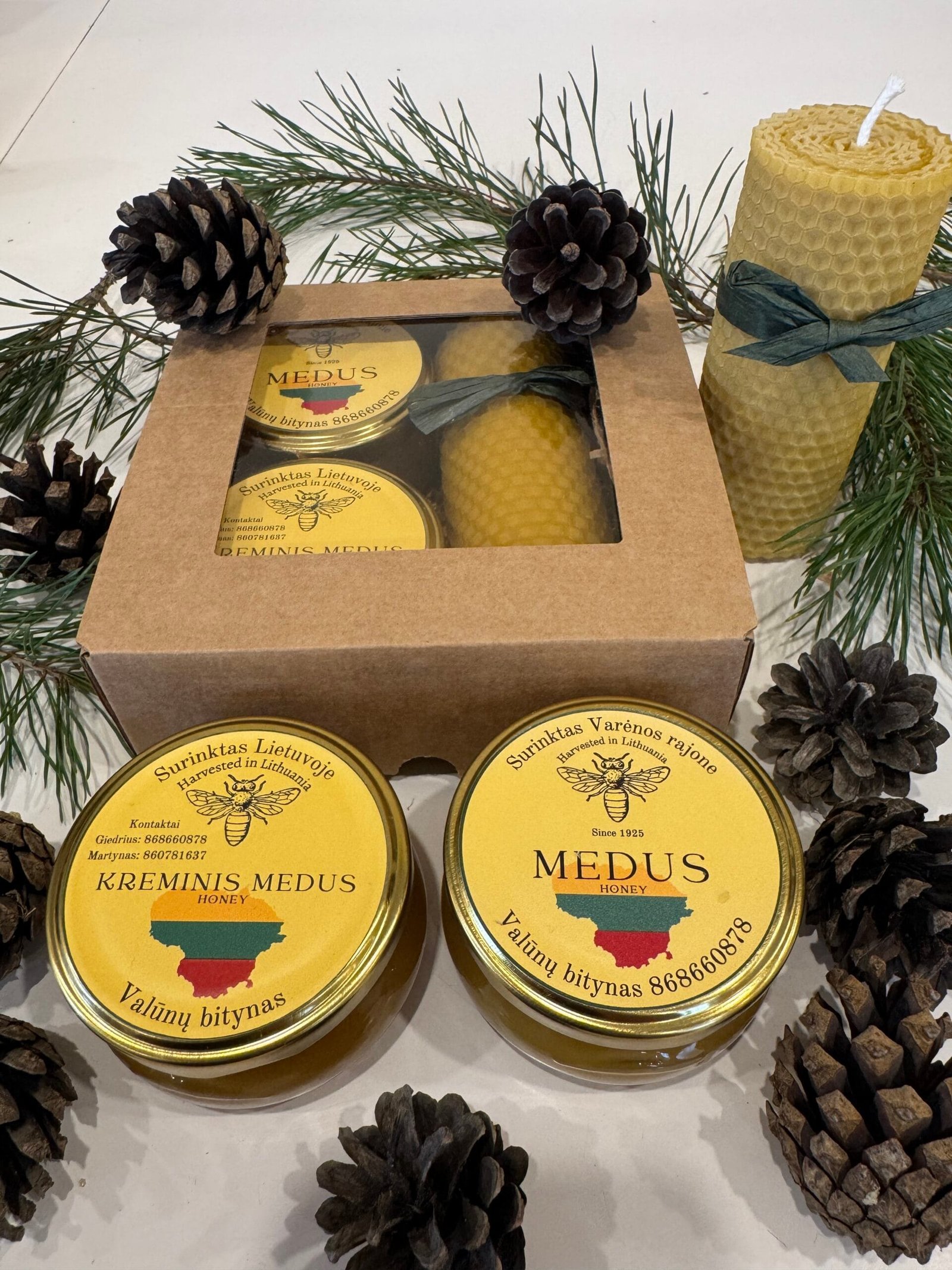Dovana iš avilio – kreminis medus, grikių medus po 180g, ir bičių vaško žvakė „Sukta vidutinė“ 1 Valunu_bitynas_Dzukijos_medus_Misko_medus_Biciu_vasko_zvakes_Dovaneles_Grikiu_medus_ziedadulkes_naturalios_dovanos_kaledines_dovanos_medaus_dovanos