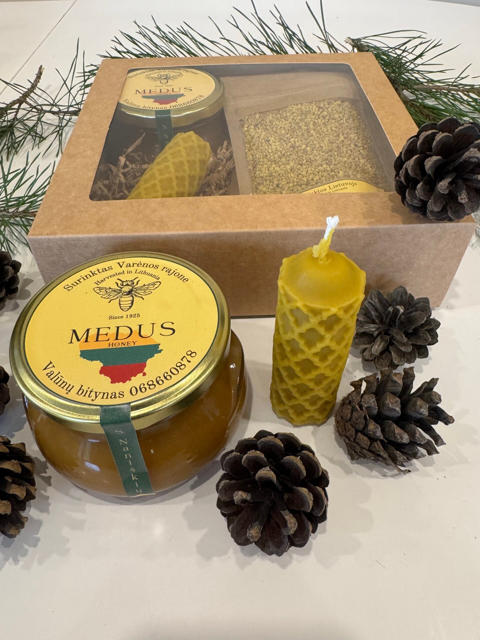 Dovana iš avilio – grikių medus 380g, žiedadulkės ir bičių vaško žvakė 1 Valunu_bitynas_Dzukijos_medus_Misko_medus_Biciu_vasko_zvakes_Dovaneles_Grikiu_medus_ziedadulkes_naturalios_dovanos_kaledines_dovanos_medaus_dovanos